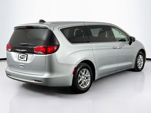 Used 2023 Chrysler Voyager LX image 11