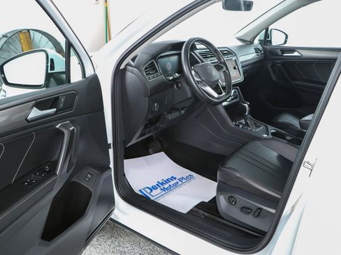 Used 2022 Volkswagen Tiguan SE FWD image 3