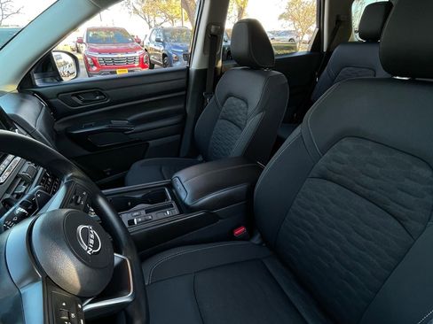 Used 2025 Nissan Pathfinder S image 21