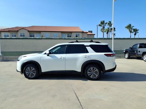 Used 2024 Nissan Pathfinder SV w/ SV Premium Package FWD image 2