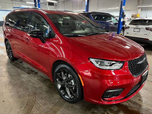 New 2026 Chrysler Pacifica Limited w/ S Appearance Package image 9