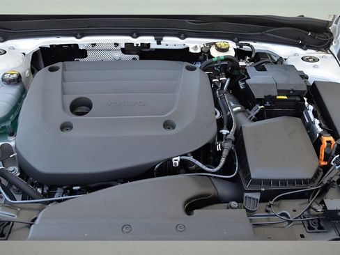 Certified 2025 Volvo XC40 B5 Plus w/ Protection Package Premier image 25