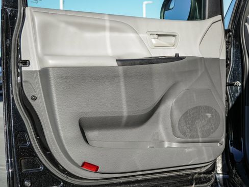 Used 2020 Toyota Sienna L image 23