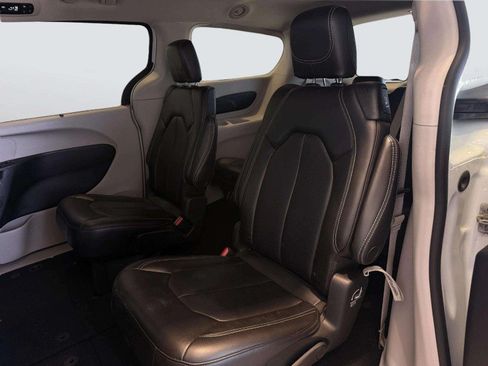 Used 2023 Chrysler Pacifica Touring-L FWD image 33