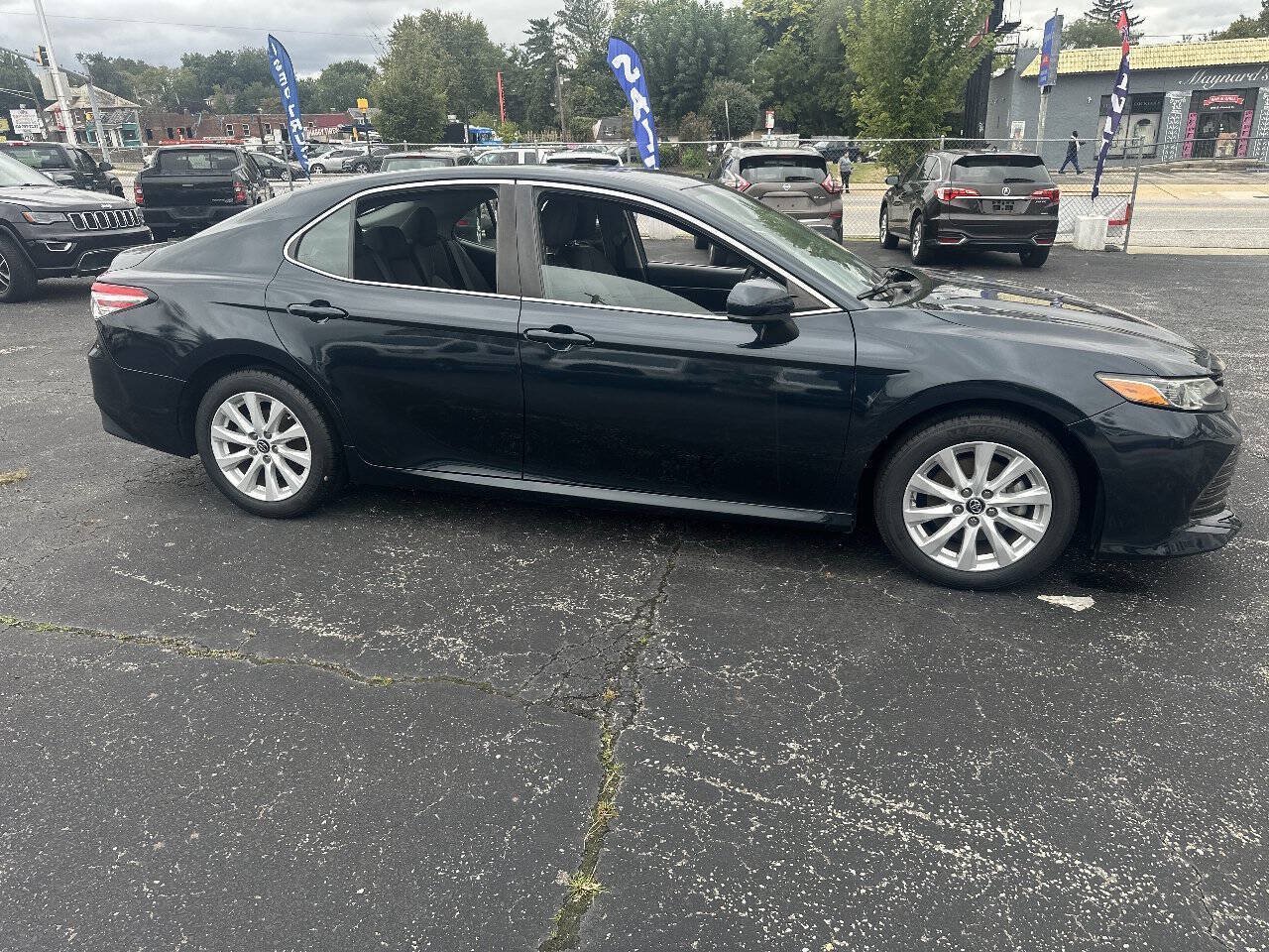 Used 2018 Toyota Camry LE FWD image 2