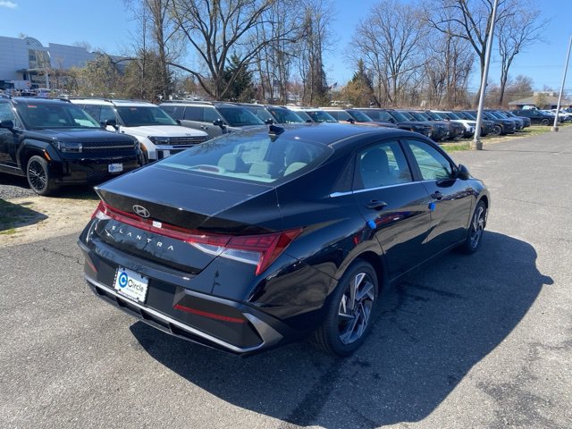 Used 2025 Hyundai Elantra SEL FWD image 4