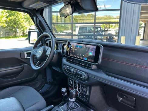 Certified 2025 Jeep Wrangler Unlimited Rubicon AWD/4WD image 40