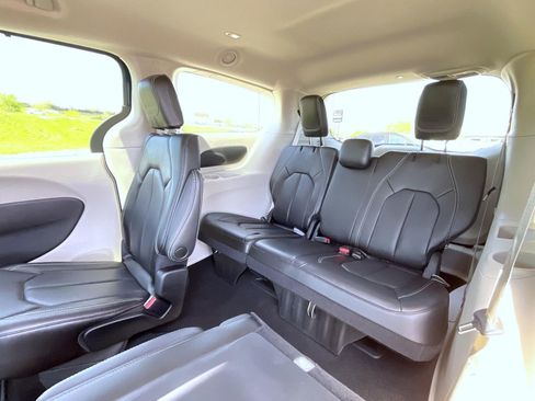 Used 2023 Chrysler Pacifica Touring-L AWD/4WD image 20