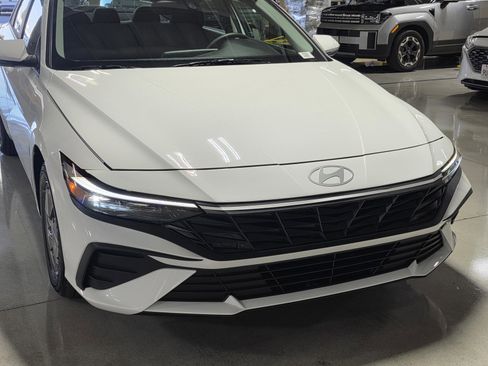 Certified 2025 Hyundai Elantra SE image 9