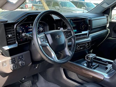 Used 2024 Chevrolet Silverado 1500 LT Trail Boss w/ Dark Appearance Package image 18