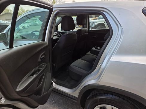 Used 2018 Chevrolet Trax LS FWD image 31
