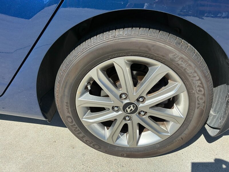 Used 2016 Hyundai Elantra SE w/ Option Group 02 FWD image 14