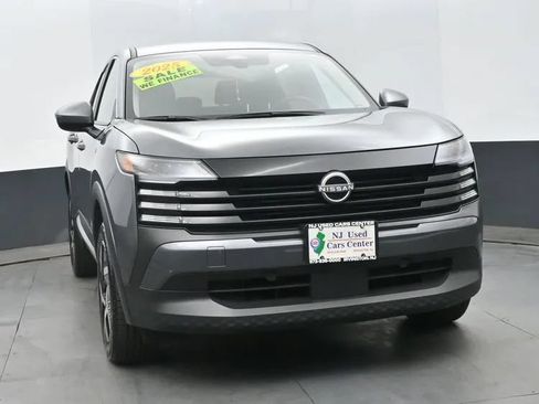 Used 2025 Nissan Kicks SV FWD image 3