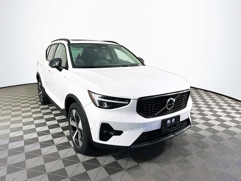 Used 2023 Volvo XC40 B5 Plus w/ Driver Assist Package AWD/4WD image 3