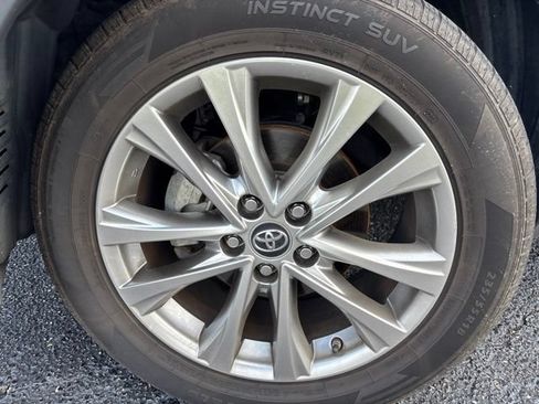Used 2018 Toyota RAV4 Limited FWD image 2