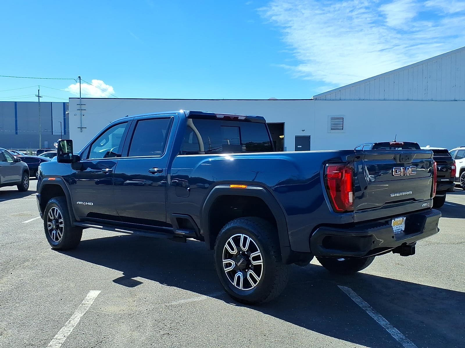 Used 2022 GMC Sierra 2500 AT4 w/ AT4 Preferred Package AWD/4WD image 4