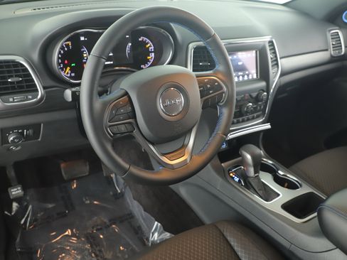 Used 2019 Jeep Grand Cherokee Laredo image 13