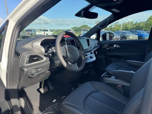 New 2027 Chrysler Pacifica Select AWD/4WD image 13