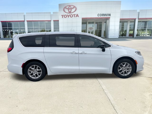 Used 2024 Chrysler Pacifica Touring-L FWD image 6