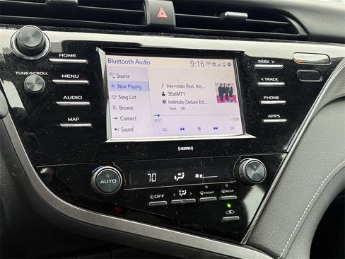 Used 2020 Toyota Camry SE image 10