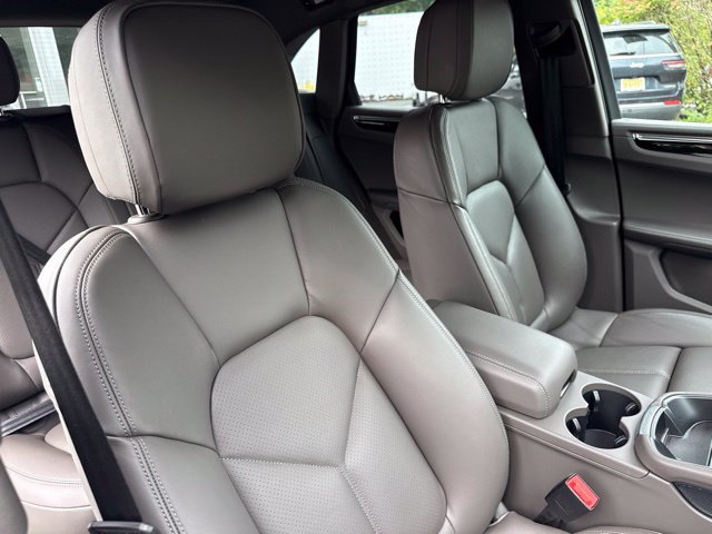 Used 2025 Porsche Macan AWD/4WD image 27