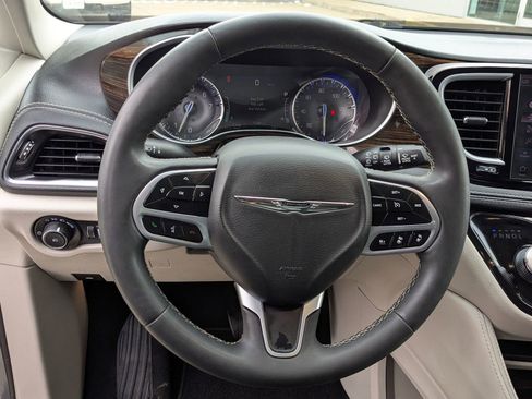 Used 2023 Chrysler Pacifica Limited FWD image 17
