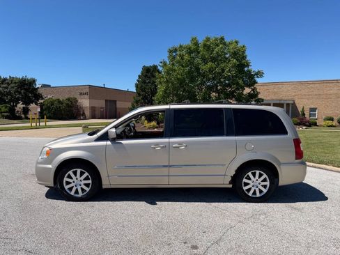 Used 2012 Chrysler Town & Country Touring w/ Entertainment Group #1 FWD image 2