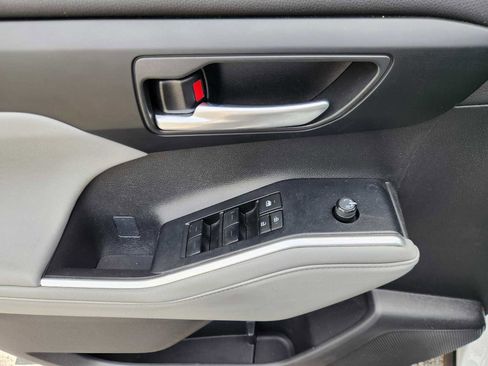 Used 2023 Toyota Highlander XLE FWD image 18