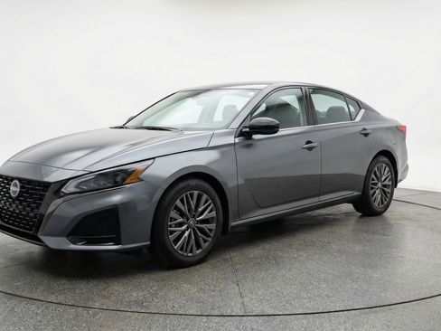 Used 2025 Nissan Altima 2.5 SV FWD image 3