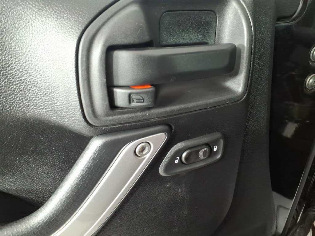 Used 2013 Jeep Wrangler Unlimited Rubicon AWD/4WD image 14