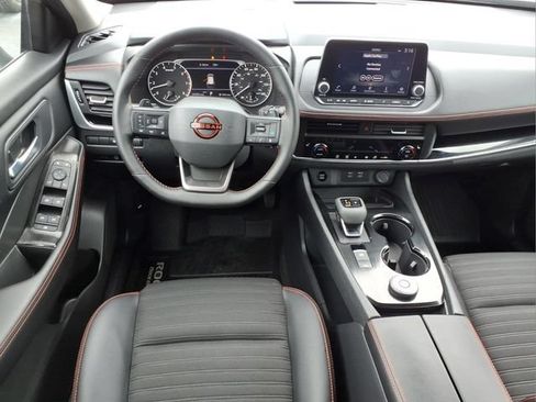 Used 2025 Nissan Rogue SV AWD/4WD image 9