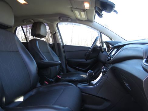 Used 2017 Chevrolet Trax LT w/ LT Convenience Package image 13