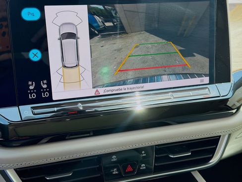 Used 2024 Volkswagen Atlas SE w/ Panoramic Sunroof Package FWD image 14