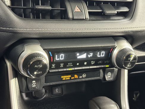 Used 2021 Toyota RAV4 XLE AWD/4WD image 23