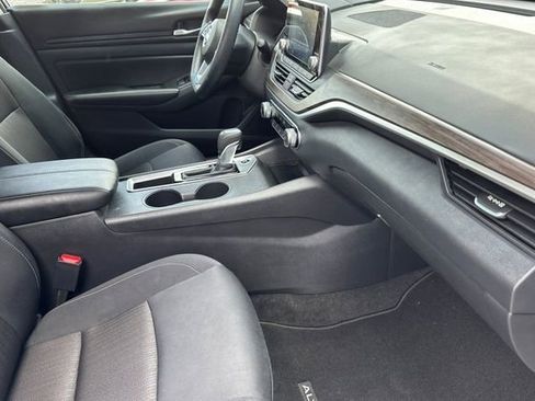 Used 2025 Nissan Altima 2.5 SV FWD image 19