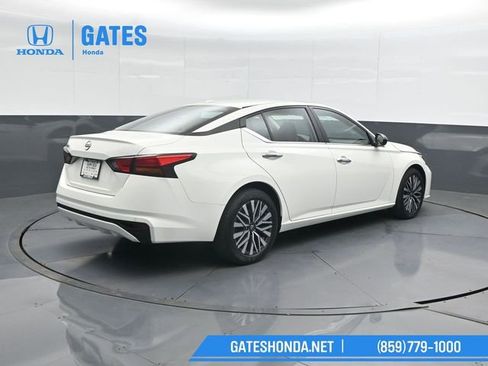 Used 2025 Nissan Altima 2.5 SV FWD image 2