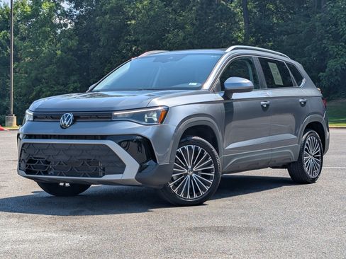 Used 2025 Volkswagen Taos SE w/ Panoramic Sunroof Package FWD image 4