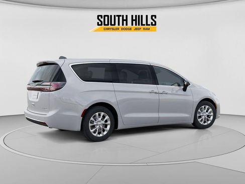 New 2026 Chrysler Pacifica Limited image 4