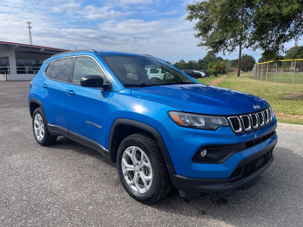 Used 2024 Jeep Compass Latitude AWD/4WD image 1