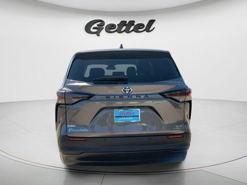 Used 2024 Toyota Sienna XLE FWD image 6