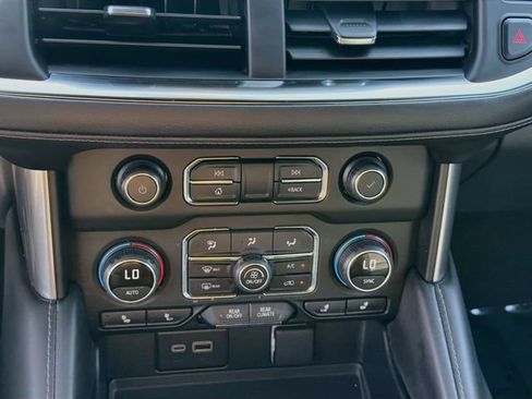 Used 2024 Chevrolet Suburban LT RWD image 16