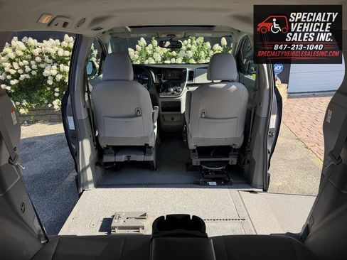 Used 2016 Toyota Sienna XLE FWD image 28