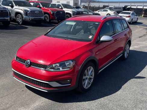 Used 2017 Volkswagen Golf Alltrack S image 1