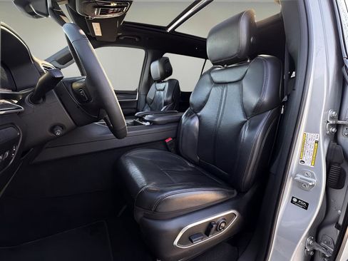 Used 2023 Jeep Wagoneer 4WD w/ Premium Group I image 9