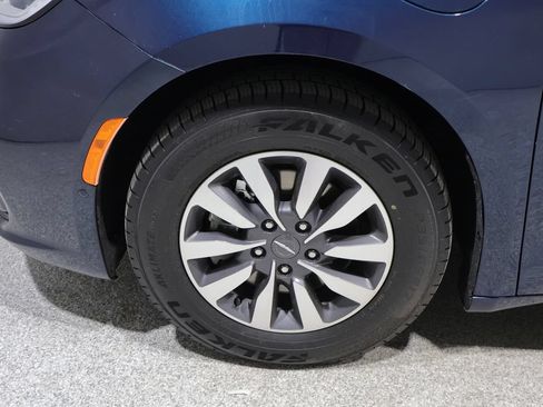 Used 2021 Chrysler Pacifica Touring-L FWD image 8