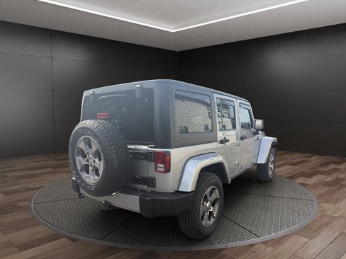Used 2018 Jeep Wrangler Unlimited Sahara w/ Connectivity Group AWD/4WD image 8