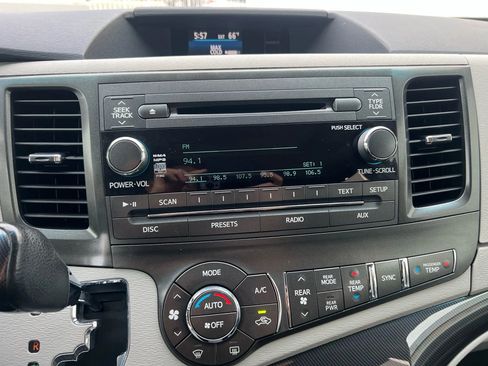 Used 2014 Toyota Sienna SE image 15