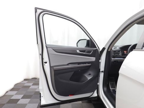 Used 2025 Volkswagen Atlas Peak Edition SE image 4