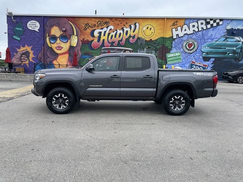 Used 2019 Toyota Tacoma TRD Off-Road w/ TRD Premium Off Road Package AWD/4WD image 2