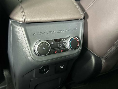 Used 2025 Ford Explorer Platinum RWD image 26